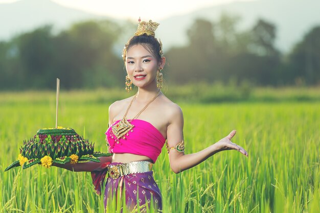 Mulher de Ásia em vestido tailandês tradicional segurar kratong. Festival Loy Krathong