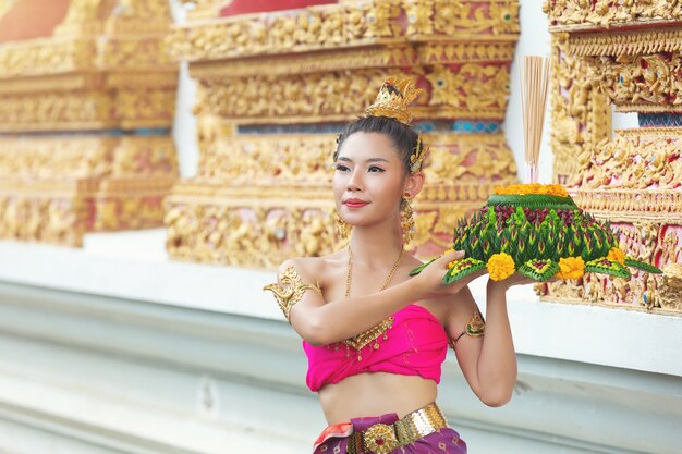 Mulher de Ásia em vestido tailandês tradicional segurar kratong. Festival Loy Krathong