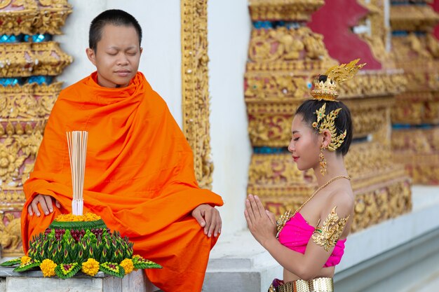 Mulher de Ásia em vestido tailandês tradicional segurar kratong. Festival Loy Krathong