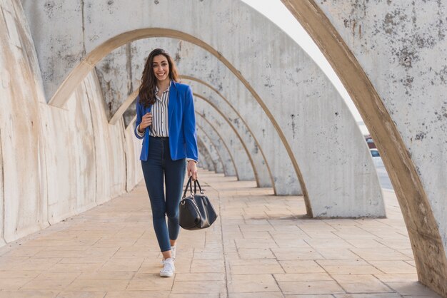 Mulher de sorriso com azul curta jaqueta