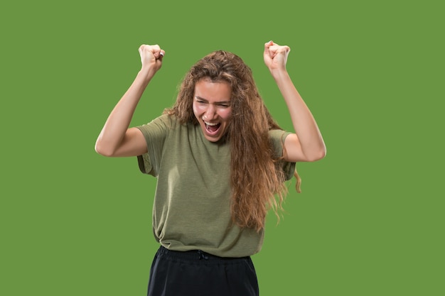 Foto grátis mulher de sucesso vencedor feliz em êxtase, comemorando ser um vencedor. imagem energética dinâmica de modelo feminino