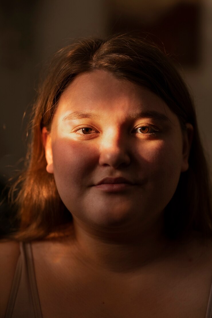 Foto grátis mulher de tamanho grande vista frontal posando em casa