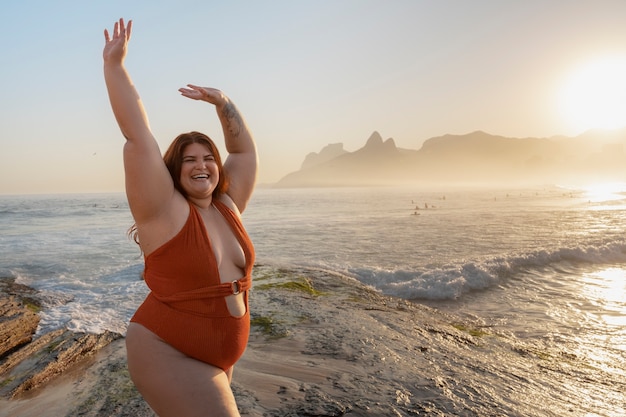 Foto grátis mulher de tamanho maior posando à beira-mar