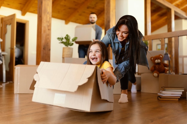 Foto grátis mulher de tiro completo brincando com criança