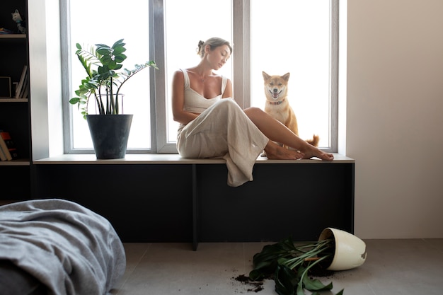 Foto grátis mulher de tiro completo com cães em casa