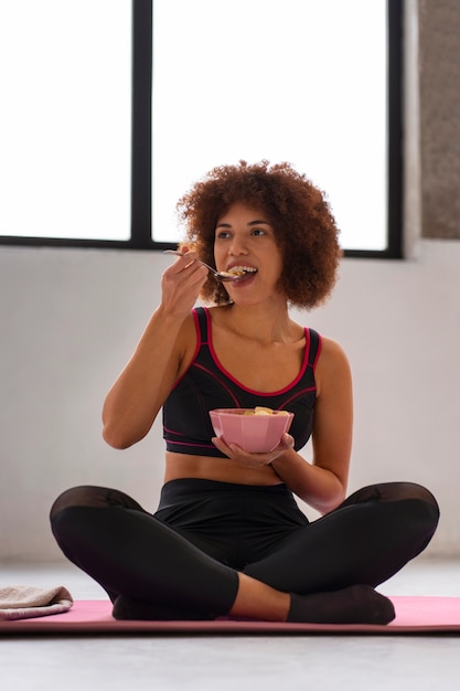 Foto grátis mulher de tiro completo com comida saudável