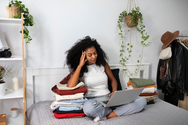 Foto grátis mulher de tiro completo com laptop dentro de casa