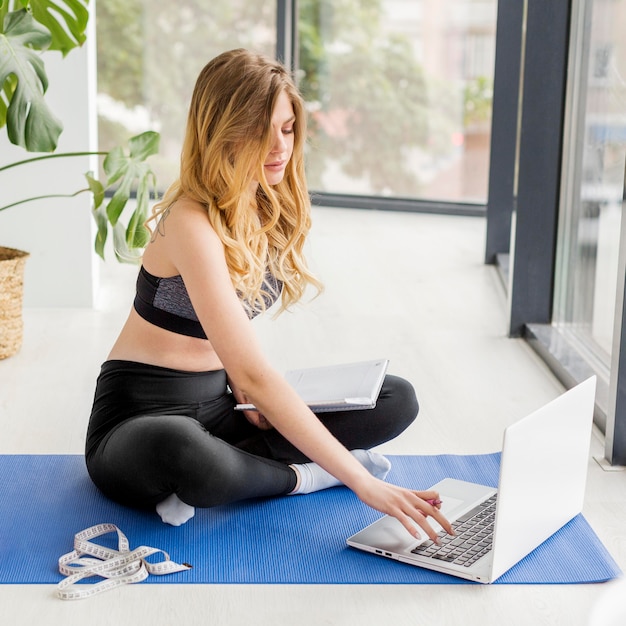 Foto grátis mulher de tiro completo com laptop