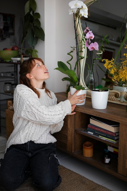 Foto grátis mulher de tiro completo com lindas flores