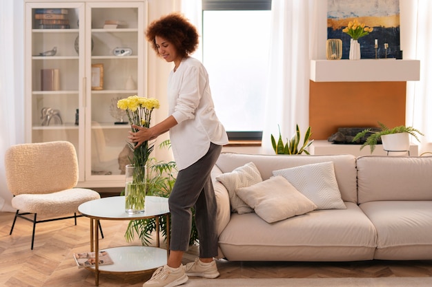 Foto grátis mulher de tiro completo com lindas flores