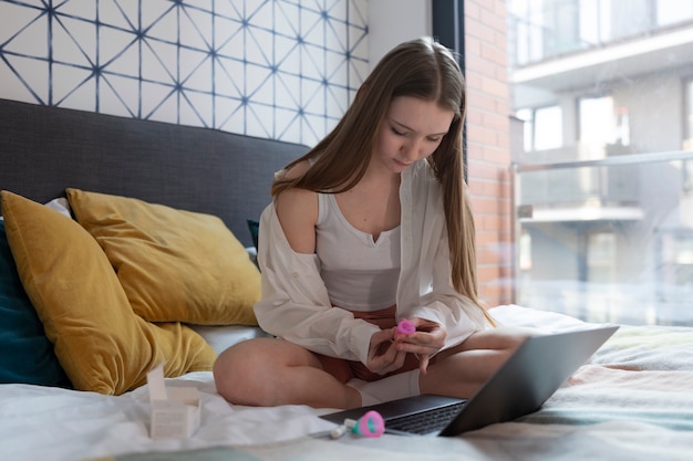 Mulher de tiro completo com produtos menstruais