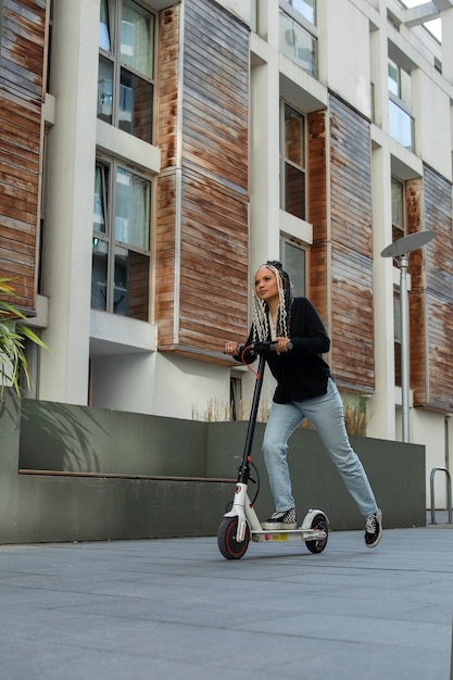 Foto grátis mulher de tiro completo com scooter elétrico