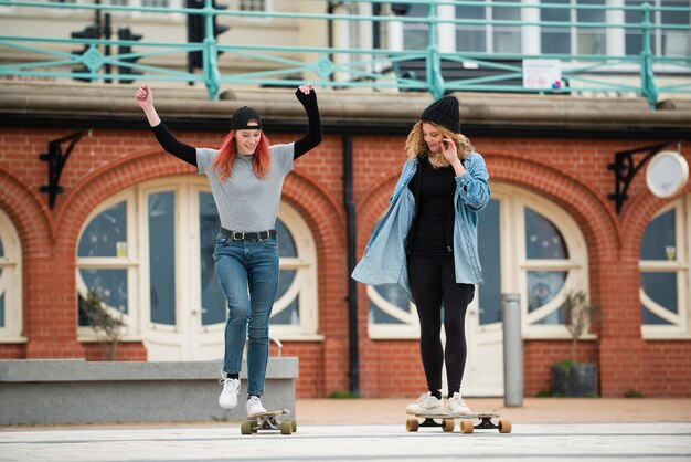 Mulher de tiro completo com skates