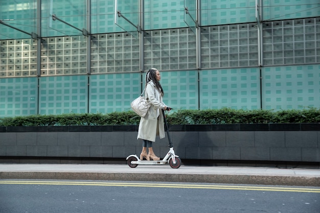 Foto grátis mulher de tiro completo com transporte elétrico