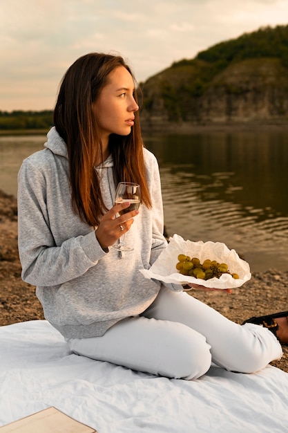 Foto grátis mulher de tiro completo com uvas e vinho