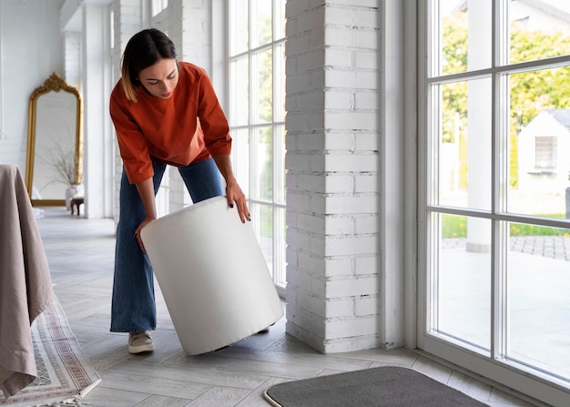 Foto grátis mulher de tiro completo decorando a porta da frente