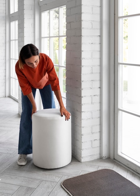 Foto grátis mulher de tiro completo decorando a porta da frente