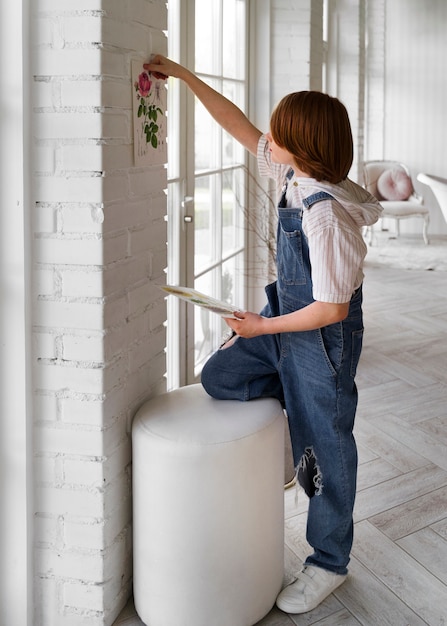 Foto grátis mulher de tiro completo decorando a porta da frente