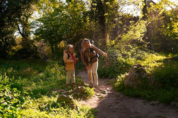 Foto grátis mulher de tiro completo e menina explorando a natureza