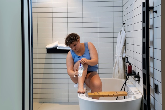 Foto grátis mulher de tiro completo fazendo a barba em casa