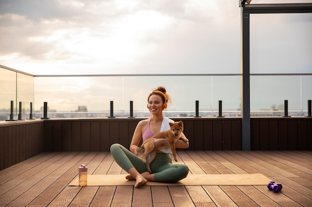 Foto grátis mulher de tiro completo fazendo esporte com cachorro