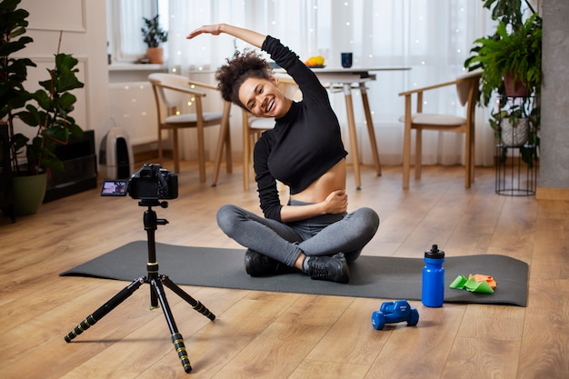 Mulher de tiro completo fazendo esporte em casa