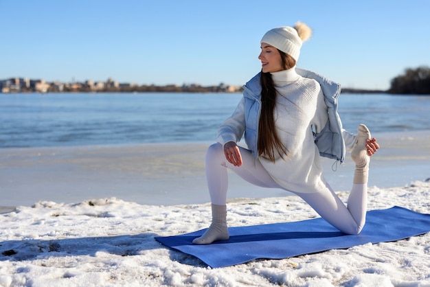 Foto grátis mulher de tiro completo fazendo ioga em clima invernal