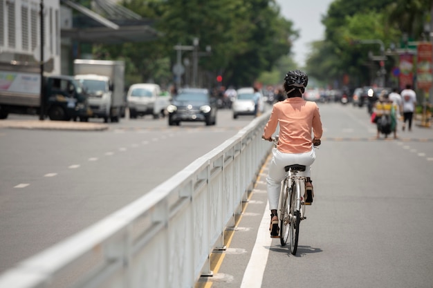 Foto grátis mulher de tiro completo indo trabalhar de bicicleta