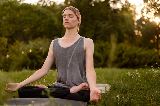 Foto grátis mulher de tiro completo meditando na natureza