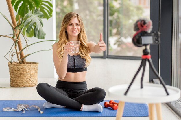 Mulher de tiro completo mostrando aprovação