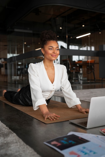 Foto grátis mulher de tiro completo se alongando no trabalho