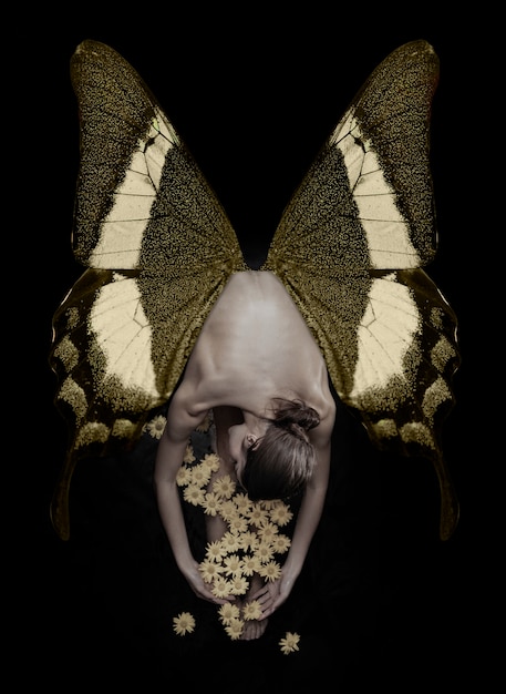 Mulher de tiro completo se transformando em uma borboleta