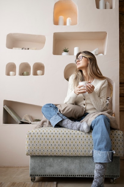 Foto grátis mulher de tiro completo segurando a caneca