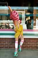 Foto grátis mulher de tiro completo segurando sorvete gigante