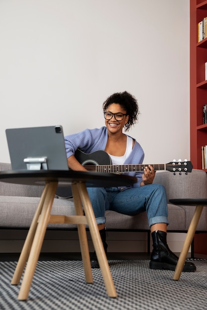 Foto grátis mulher de tiro completo tocando violão