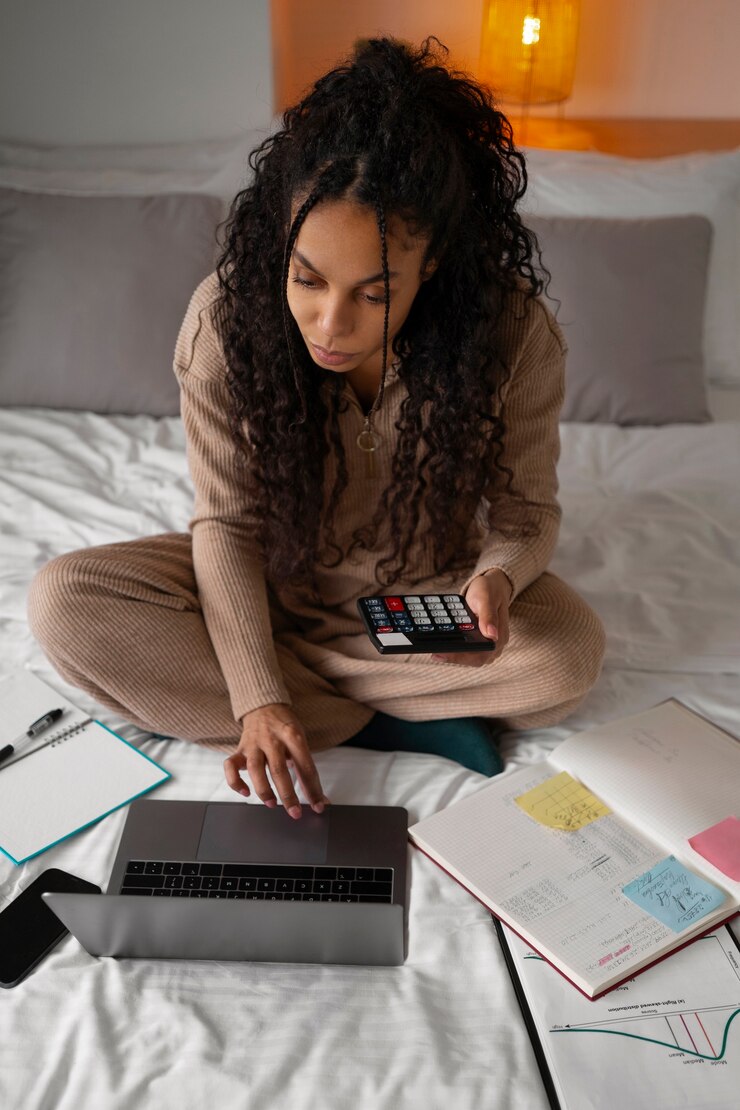 Foto grátis mulher de tiro completo trabalhando como economista