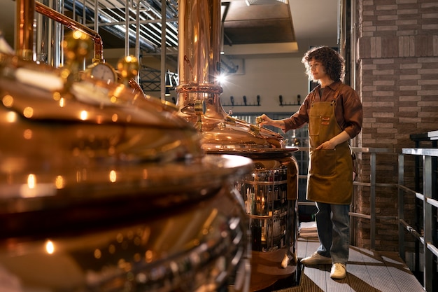 Foto grátis mulher de tiro completo trabalhando na fábrica de cerveja