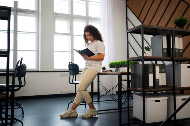 Mulher de tiro completo trabalhando no escritório