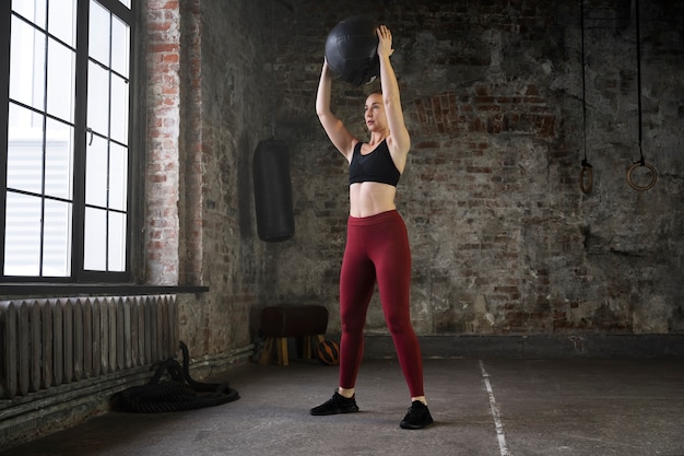 Foto grátis mulher de tiro completo treinando com bola