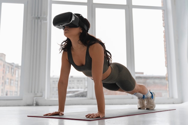 Foto grátis mulher de tiro completo treinando com óculos vr