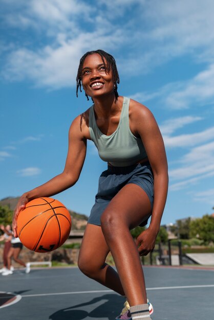 Mulher de tiro completo treinando para basquete