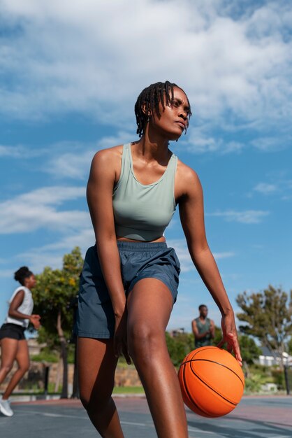 Mulher de tiro completo treinando para basquete