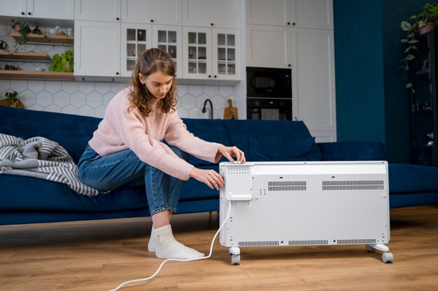 Mulher de tiro completo usando interruptor rotativo