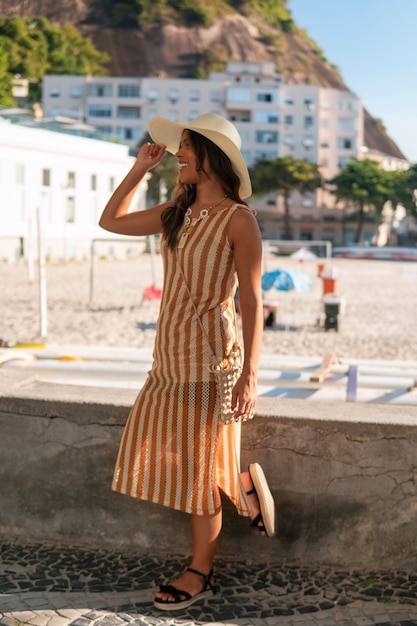 Foto grátis mulher de tiro completo vestindo roupa de férias