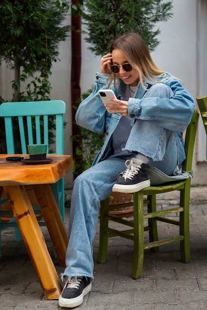 Foto grátis mulher de tiro completo vestindo roupa jeans total