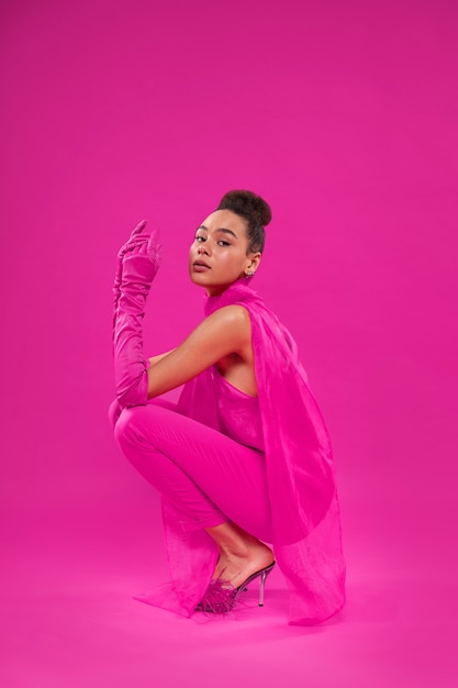 Foto grátis mulher de tiro completo vestindo roupa rosa completa