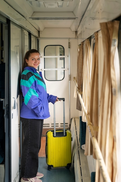 Mulher de tiro completo viajando com bagagem