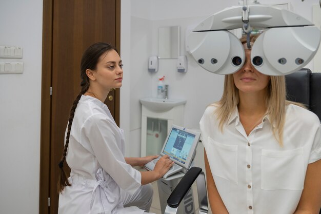Mulher de tiro médio a fazer um exame ocular.