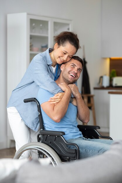 Mulher de tiro médio abraçando um homem