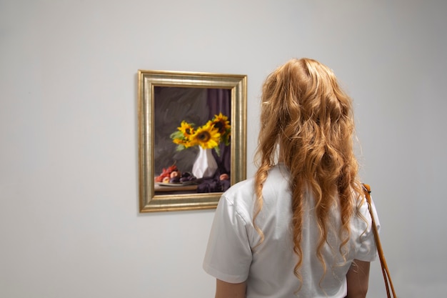 Foto grátis mulher de tiro médio admirando a pintura